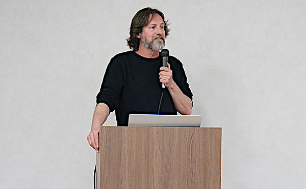 プレゼンテーションを行うTed Young氏