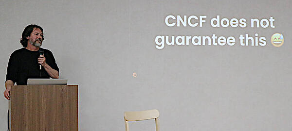CNCFはベンダーニュートラルを保証していないと説明