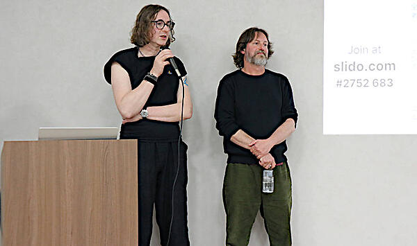 参加者からの質問に答えるDee Kitchen氏（左）とTed Young氏（右）