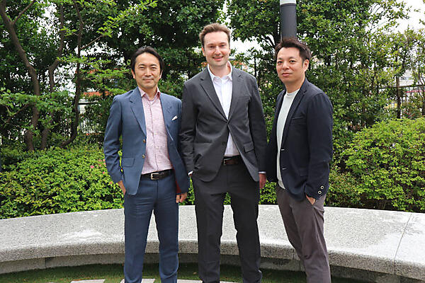インタビューが行われた六本木のホテルの庭で撮影。左から金子氏、Milovidov氏、北迫氏