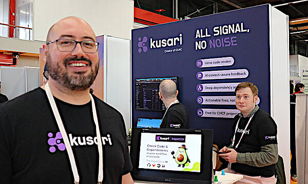 Kusariのブースで撮影。GUACのキャラクターはアボカドだ