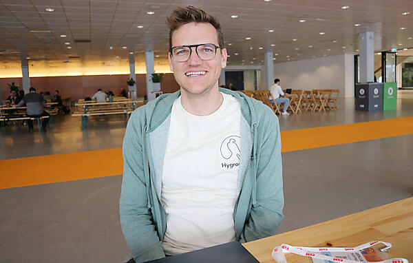 インタビューに応えるBenjamin Hofmann氏