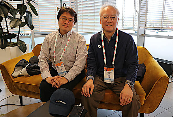 ドコモイノベーションズの秋永氏（左）とLFフェローの江藤氏（右）