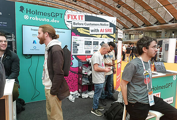 CNCFのプロジェクトになった生成AIを使ったSREエージェント、HolmesGPTのブース
