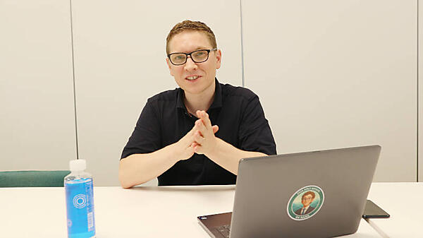 インタビューに応えるジャンセン・トマ氏