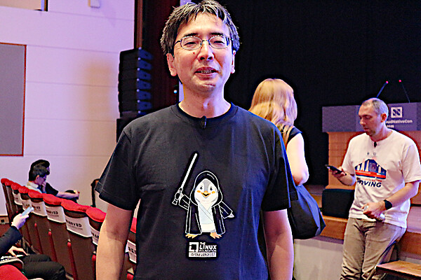 ジェダイマスターのガウンをLinuxのマスコット、Tuxが着ているデザインのTシャツ