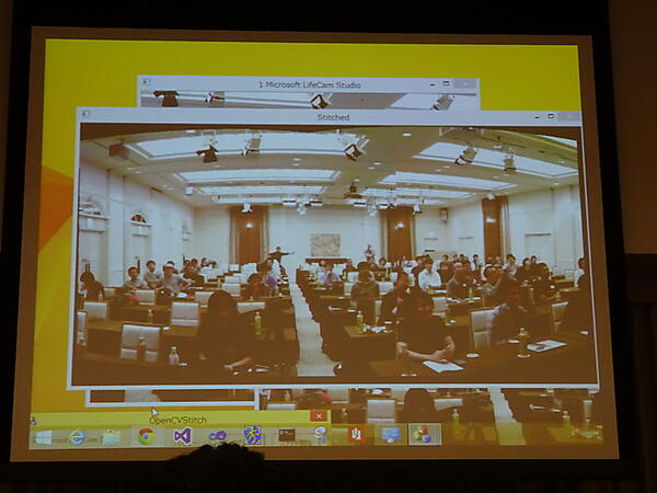 壇上の3つのカメラの動画をリアルタイムスティッチングしてスクリーンに映す