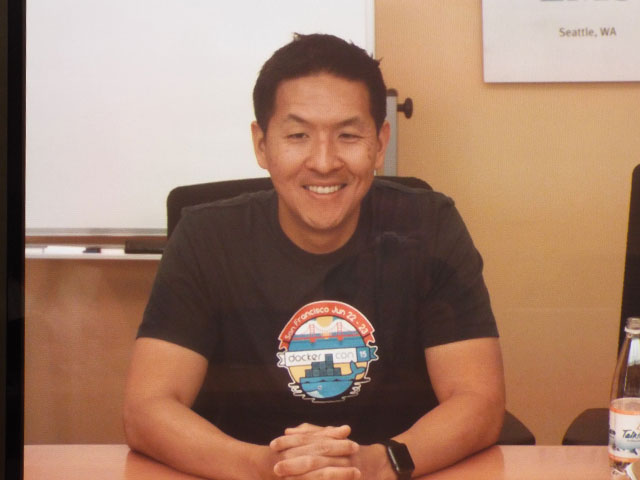 DockerConで手に入れたというTシャツを着るアート・ミン氏