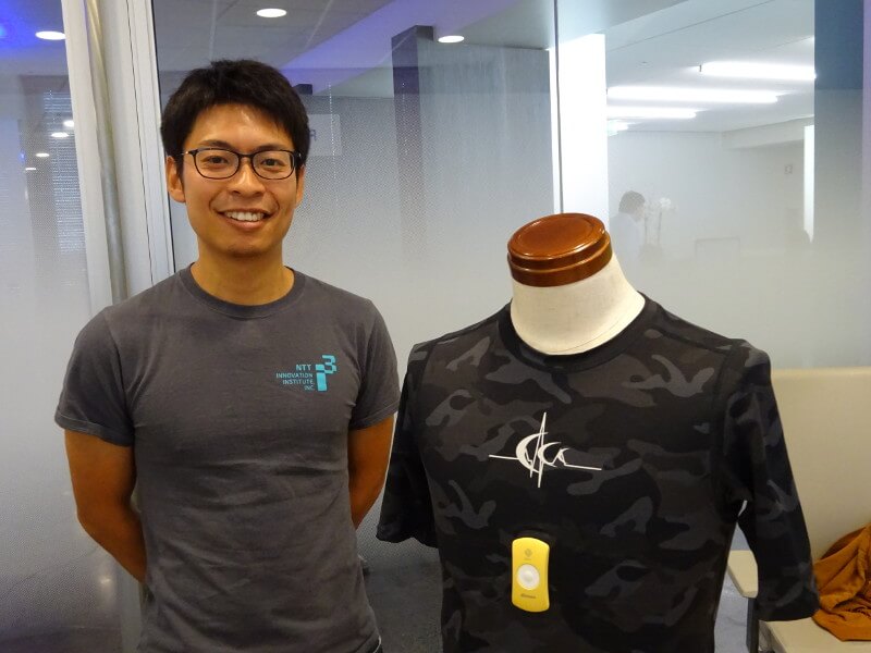 ウェアラブルセンサーのhitoeと片岡氏。すでに市販されているという