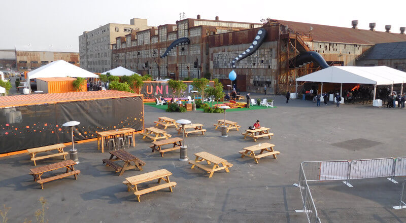 会場を外から眺めるとこういう感じ。いかにも工場か倉庫跡っぽい