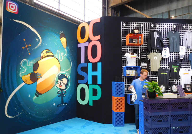 日本でも大人気のGitHubグッズのショップも開店中。もちろんインスタOKだ