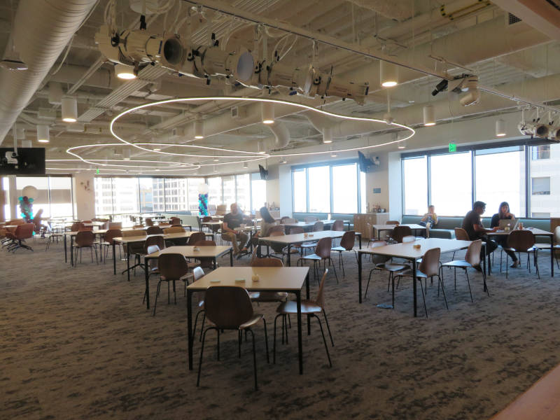 解放感のあるNew Relicのカフェテリア